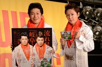 囲み取材に応じた流れ星。