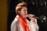 「おんなじ拳」を歌う瀧上。