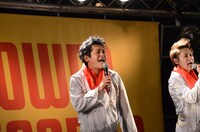 「おんなじ拳」を歌唱する流れ星。