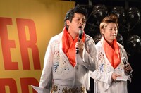 「おんなじ拳」を熱唱するちゅうえい。