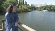 井の頭公園を訪れるピース又吉。(c)NHK