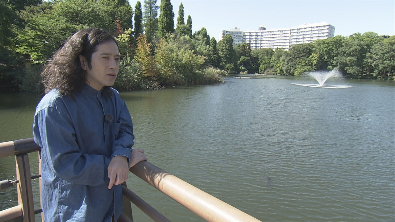 井の頭公園を訪れるピース又吉。(c)NHK