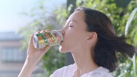「キリン のどごし オールライト」の新CMのワンシーン。