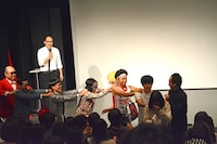 「ノーセンスユニークボケ王決定戦」のオープニングのワンシーン。