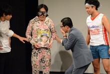 宮藤官九郎が表紙の雑誌を持つ永野と、それに反応するイワイガワ岩井。