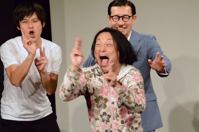 「ノーセンスユニークボケ王決定戦」でステージ上を駆け回る永野。