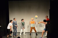 サイコロでバレーボールを始める芸人たち。