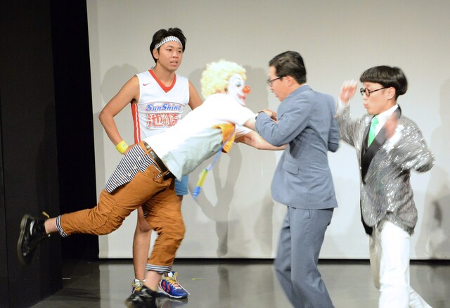 「ノーセンス入れ替わり王」の最中、突如イワイガワ岩井を突き飛ばそうとするかもめんたる槙尾。