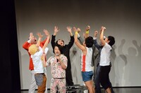 “気”を天に溜める芸人たち。