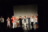 観客とともに“気”を溜める芸人たち。