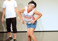 全力で「だっちゅ～の」を繰り出すサンシャイン池崎。