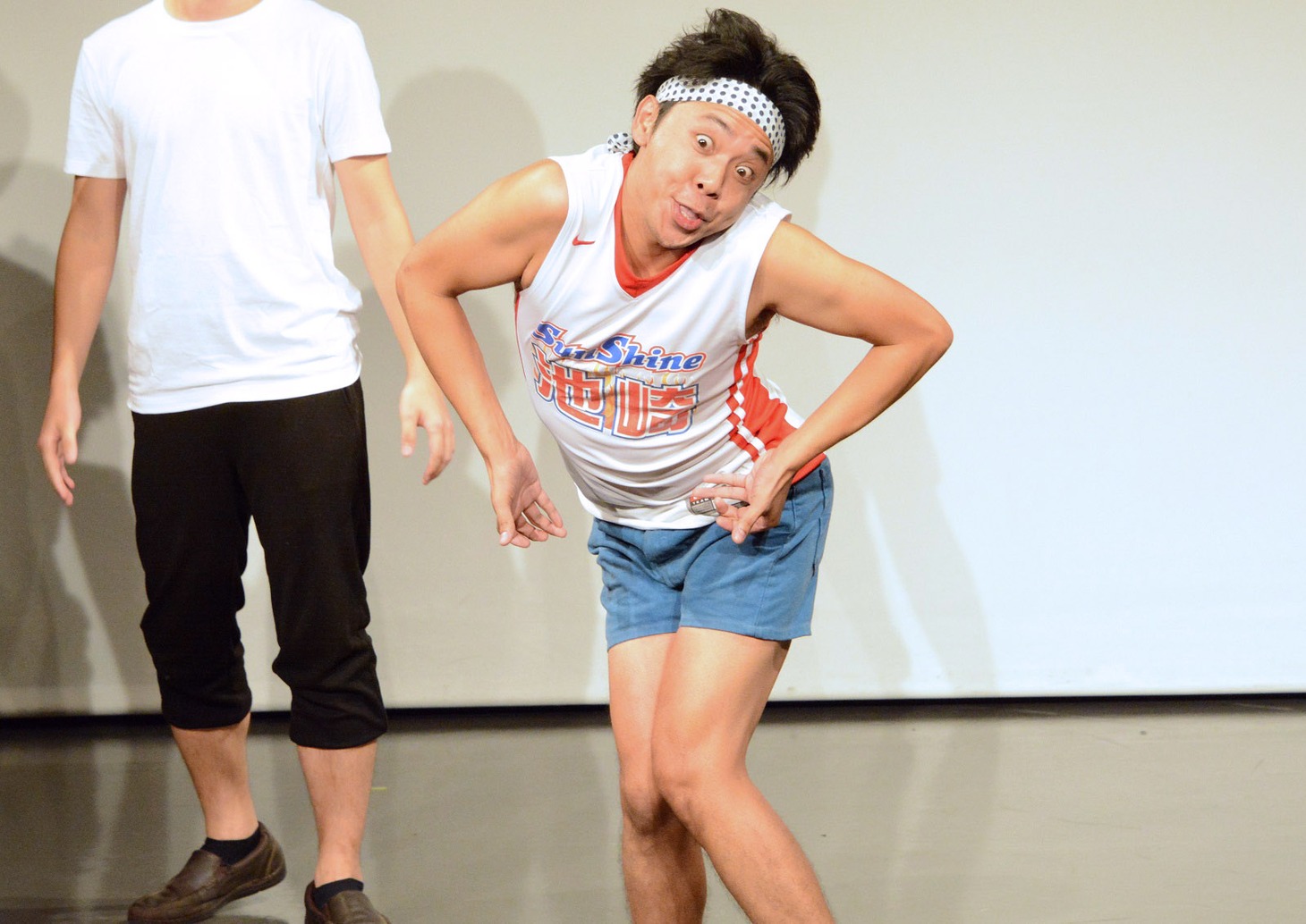 全力で「だっちゅ～の」を繰り出すサンシャイン池崎。