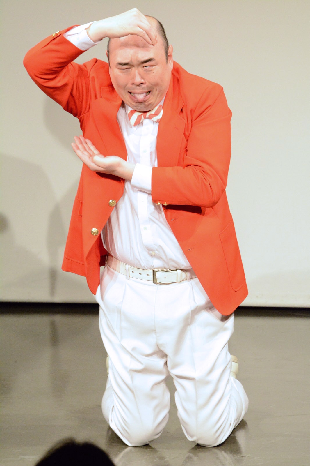 「肥溜めシェ～！」を披露する新宿カウボーイ・かねきよ。