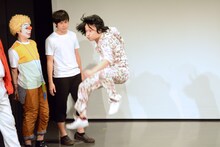 「シェ～」を披露する際、舞台上を飛び跳ね回る永野。