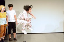 「シェ～」を披露する際、舞台上を飛び跳ね回る永野。