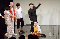 ピエロに疲れた男の即興芝居を行うかもめんたる槙尾。