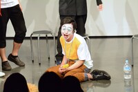ピエロに疲れた男の即興芝居を行うかもめんたる槙尾。