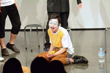 ピエロに疲れた男の即興芝居を行うかもめんたる槙尾。