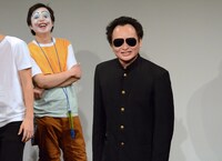 結果発表中、サングラスをかけて佇む鬼ヶ島・アイアム野田。