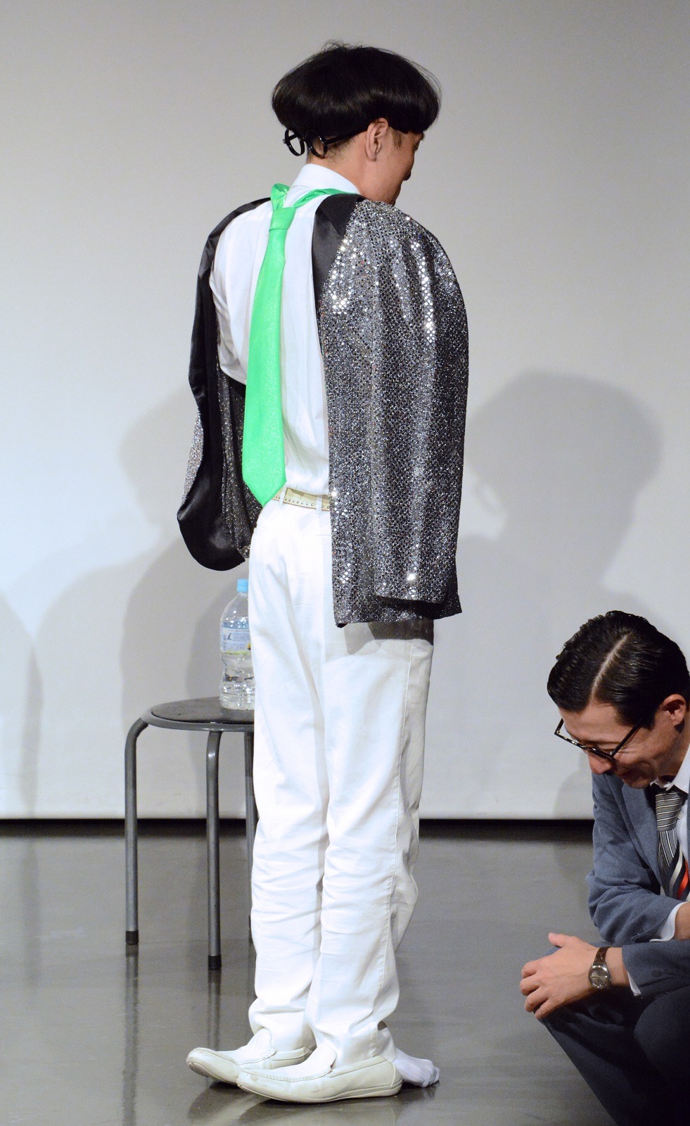 結果発表中、後ろを向いてるのに前を向いてるように見せるいち・もく・さん・くぼた。