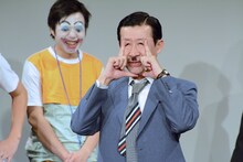 結果発表中、ジェンキンス氏のモノマネをするイワイガワ岩井。