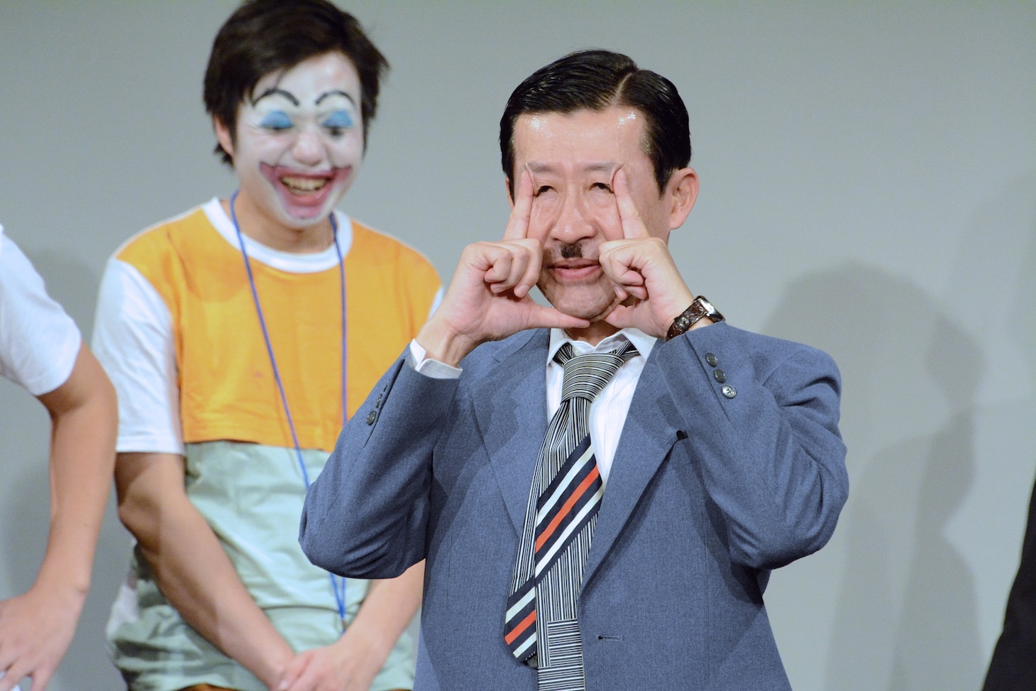 結果発表中、ジェンキンス氏のモノマネをするイワイガワ岩井。