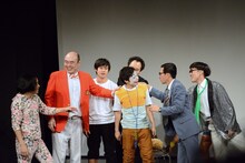 優勝したかもめんたる槙尾に駆け寄る芸人たち。