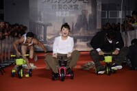 障害物競争に挑む（左から）小島よしお、おのののか、篠原信一。