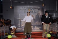 障害物競争に挑む（左から）小島よしお、おのののか、篠原信一。