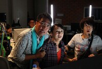 おぎやはぎ小木演じるコント「イケ！イケ！イケ！」のワンシーン。(c)テレビ東京