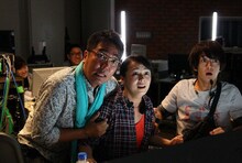 おぎやはぎ小木演じるコント「イケ！イケ！イケ！」のワンシーン。(c)テレビ東京