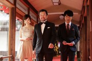 レッドカーペットの上を歩く（左から）遠藤奈美KBS京都アナウンサー、木村祐一、藤井隆。