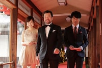 レッドカーペットの上を歩く（左から）遠藤奈美KBS京都アナウンサー、木村祐一、藤井隆。