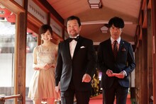 レッドカーペットの上を歩く（左から）遠藤奈美KBS京都アナウンサー、木村祐一、藤井隆。