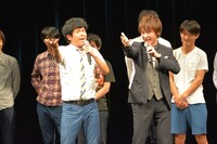 デビューシングル「岐阜ミーチャンス」を歌う流れ星。