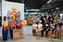 「街頭TV 出没！ひな壇団」でひな壇トークを展開する千鳥ら。