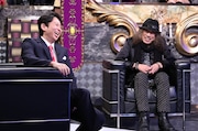 「有吉反省会」反省人の甲斐貴之(右)とMCの有吉弘行(左)。(c)日本テレビ