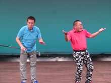 「ブッチャーブラザーズ結成35周年記念ライブ『売れるためにはやめないこと！』」のワンシーン。