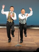 「ブッチャーブラザーズ結成35周年記念ライブ『売れるためにはやめないこと！』」のワンシーン。