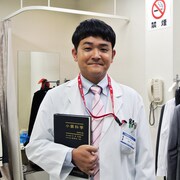 千鳥ノブがピース綾部主演ドラマで医師役、ぶつかってコケてアドリブ