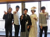 富士彦夫妻のお祝いに駆け付けたパンサー。左からパンサー菅、パンサー尾形、富士彦、妻、パンサー向井。