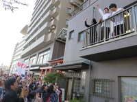 餅まきをするパンサー。