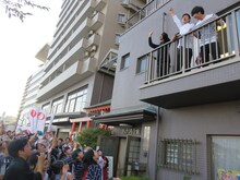 餅まきをするパンサー。