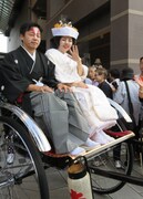 街中を練り歩く行列の様子。