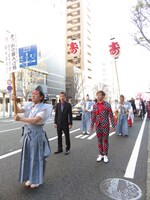 街中を練り歩く行列の様子。