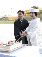 ケーキ入刀をする富士彦夫妻。