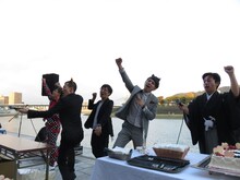 富士彦を祝福する沼津住みます芸人たち。