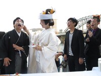 ファーストバイトを行う富士彦夫妻。