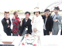 富士彦夫妻を祝福する沼津住みます芸人たち。