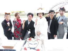 富士彦夫妻を祝福する沼津住みます芸人たち。